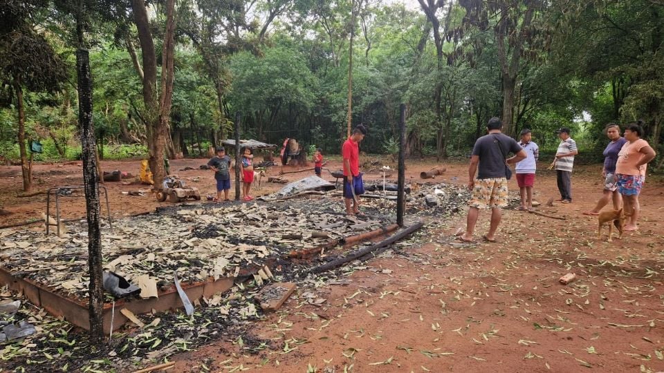 Casa de indígenas Avá-Guarani incendiada por pistoleiros Créditos: Diego Pelizzari/Cimi