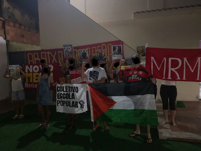 "Abaixo a Operação Kagaar! Stop Kagaar Operation!" do Comitê Internacional de Apoio à Guerra Popular na Índia (CIAGPI), presente durante todo o evento. 